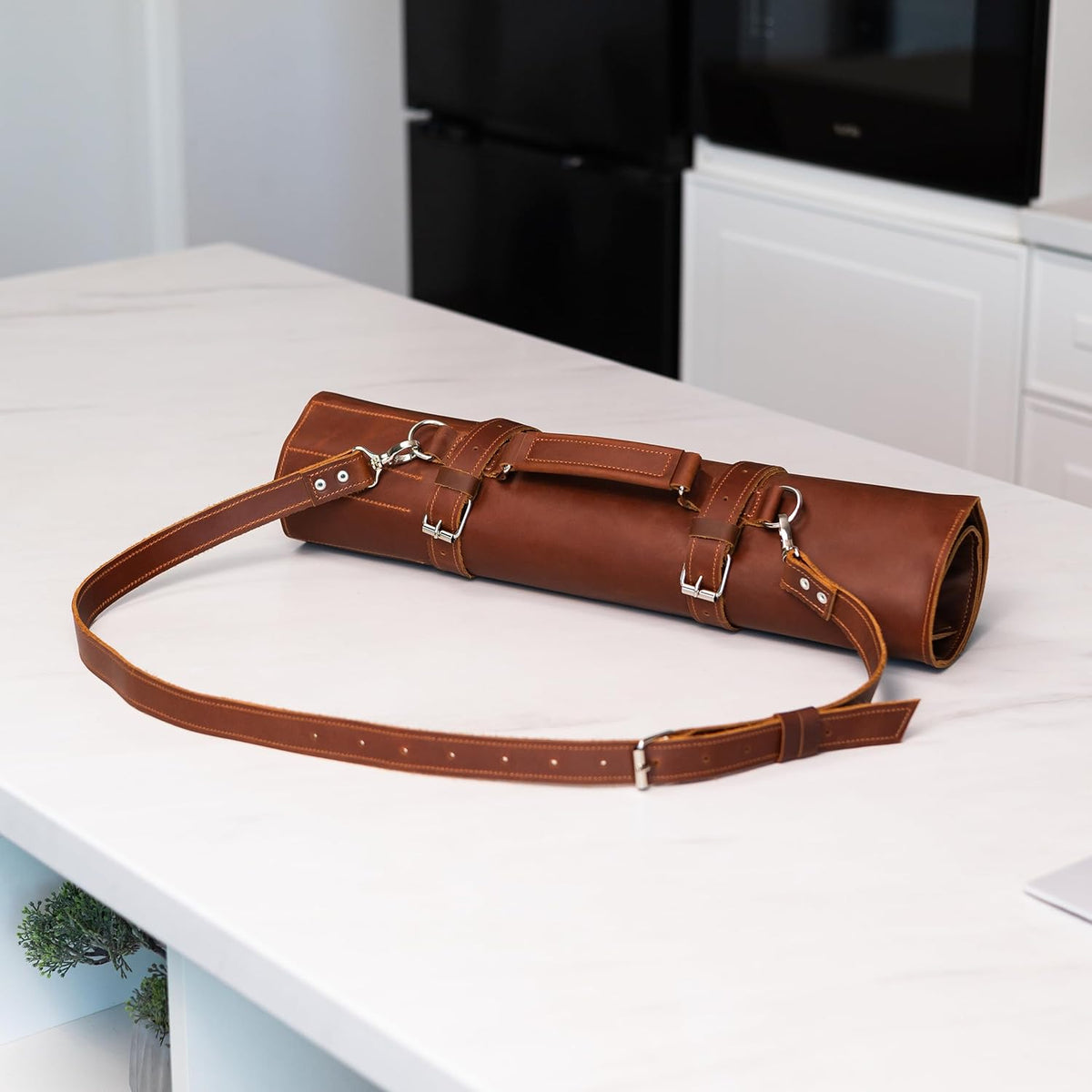 Leather Knife Roll Bag – Full Grain Leather Chef Knife Bag with 6 Slots & Zipped Pocket, Fits Knives up to 16 Inches, Travel-Friendly Knife Carrier with Adjustable Shoulder Strap, Warm Brown