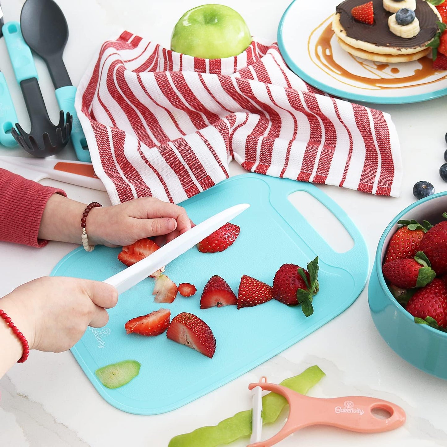 Baketivity Kid Safe Plastic Knives for Real Cooking with Cutting Board, Peeler for Kitchen - Knife Set with Blunt Tip, Dishwasher Safe, BPA Free Kids Knives for Cutting