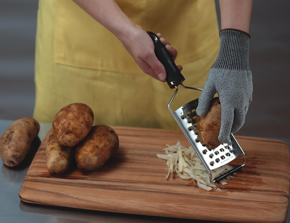 Cut Resistant Glove Keep Hands Safe in The Kitchen