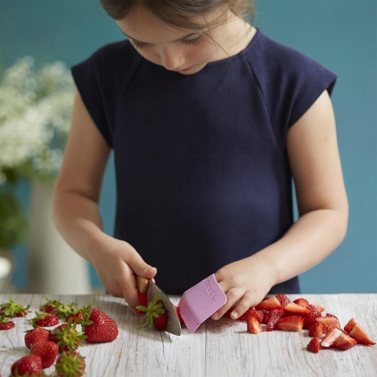 Le Petit Chef Knife Set, Chef Knife with Rounded Tip, Fingers Guard, For Children, Teaching Food Prep and Kitchen Safety, 2 Piece Set, Made in France