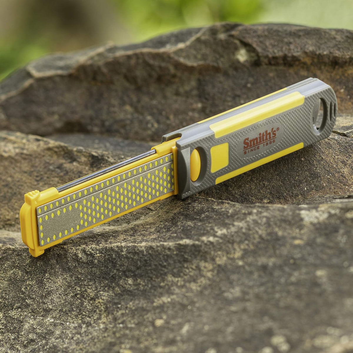 Smith's 51178 Pack-Pal 4" Diamond Combination Sharpener – Retractable 2-Sided Stone Camping Knife Sharpener – Straight & Serrated Blades - Lightweight, Compact, Handheld - Fire Starter – Hiking Tool