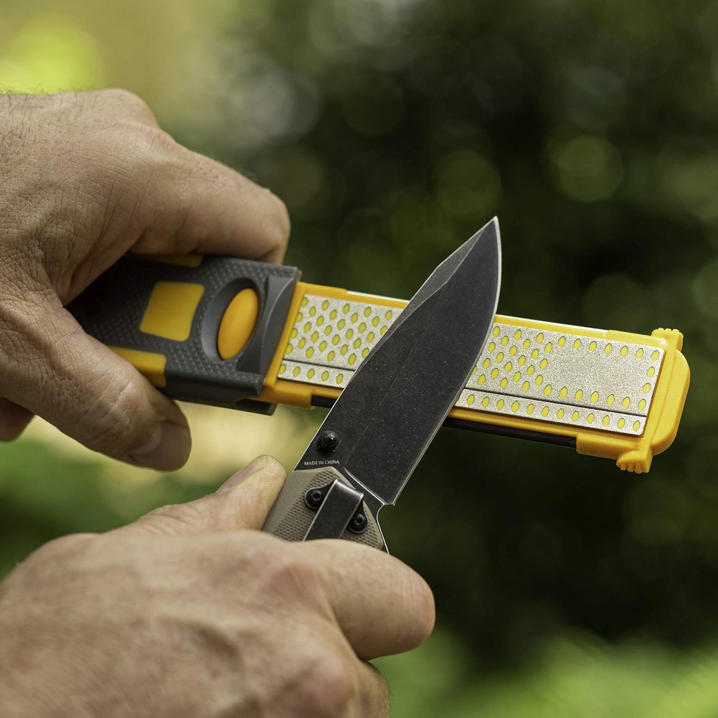 Smith's 51178 Pack-Pal 4" Diamond Combination Sharpener – Retractable 2-Sided Stone Camping Knife Sharpener – Straight & Serrated Blades - Lightweight, Compact, Handheld - Fire Starter – Hiking Tool