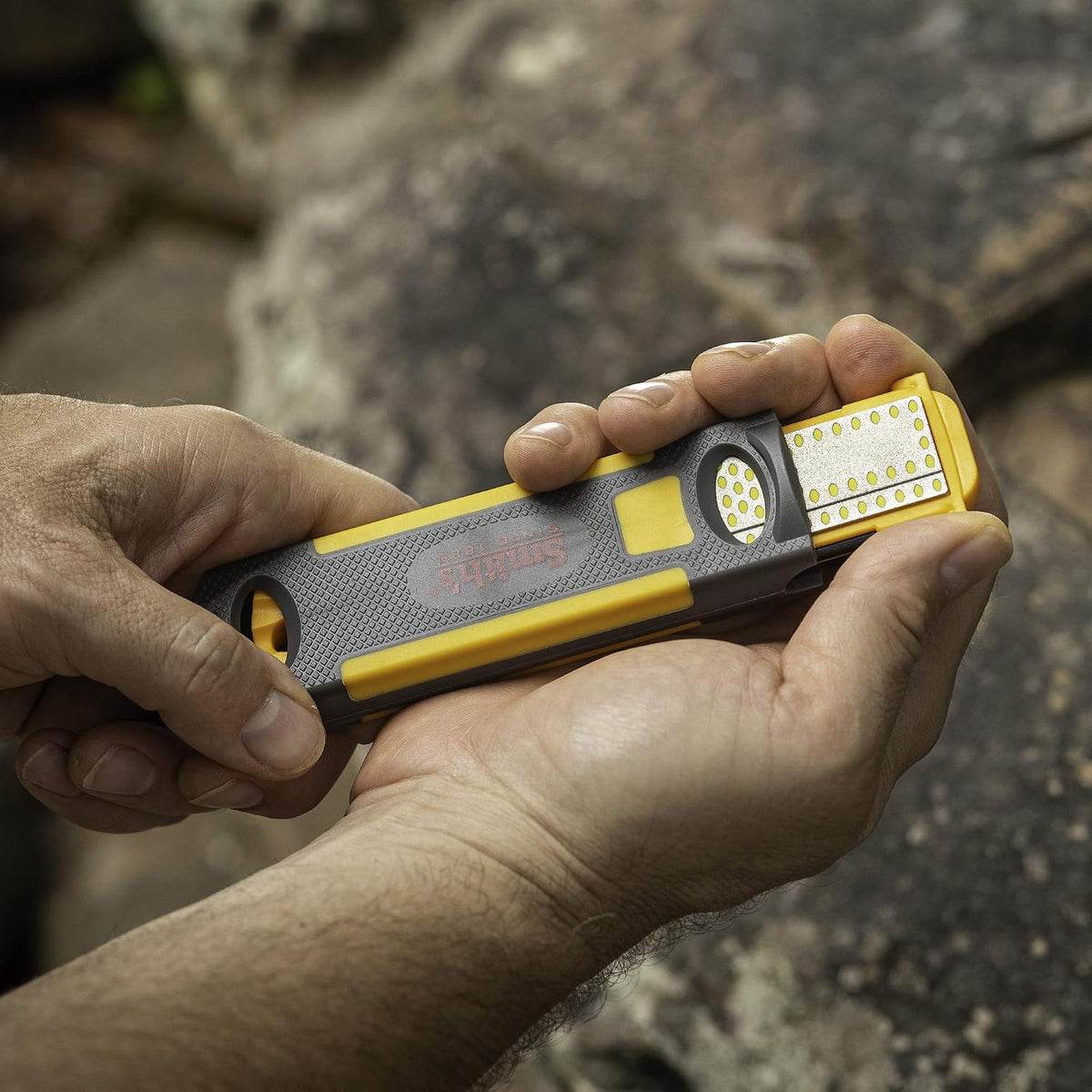 Smith's 51178 Pack-Pal 4" Diamond Combination Sharpener – Retractable 2-Sided Stone Camping Knife Sharpener – Straight & Serrated Blades - Lightweight, Compact, Handheld - Fire Starter – Hiking Tool