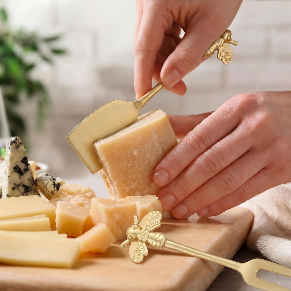 Set of 4 Bee Cheese Knives Set with Bag Cheese Spreaders