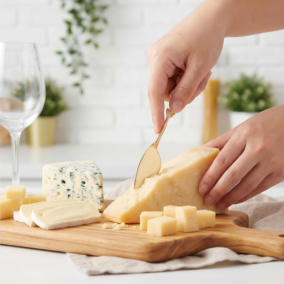 Set of 4 Bee Cheese Knives Set with Bag Cheese Spreaders