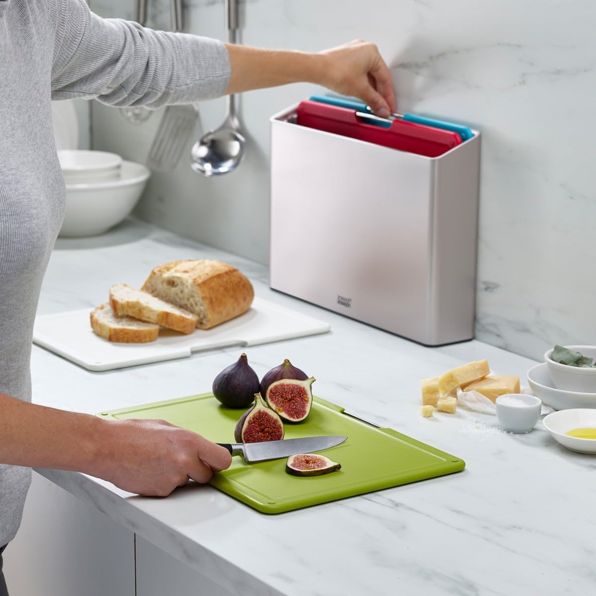 Joseph Joseph Folio 4-Piece Colour coded Cutting Board Set, Slimline case for organized Kitchen storage, Graphite