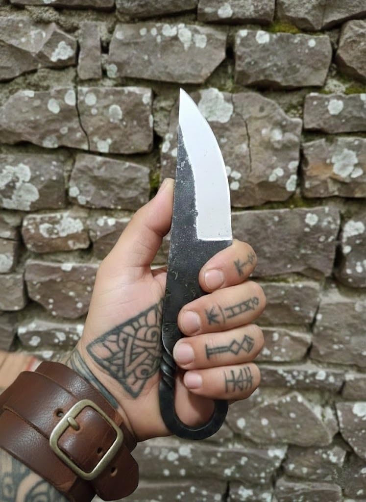 Fixed Blade Hunting Forged Tracker Knife - 8 Inches Carbon Steel Razor Sharp Blade Full Tang Bushcraft Knives with Premium Leather Belt Sheath. Used For Hunting Outdoor Camping, Hiking, Skining Knife.