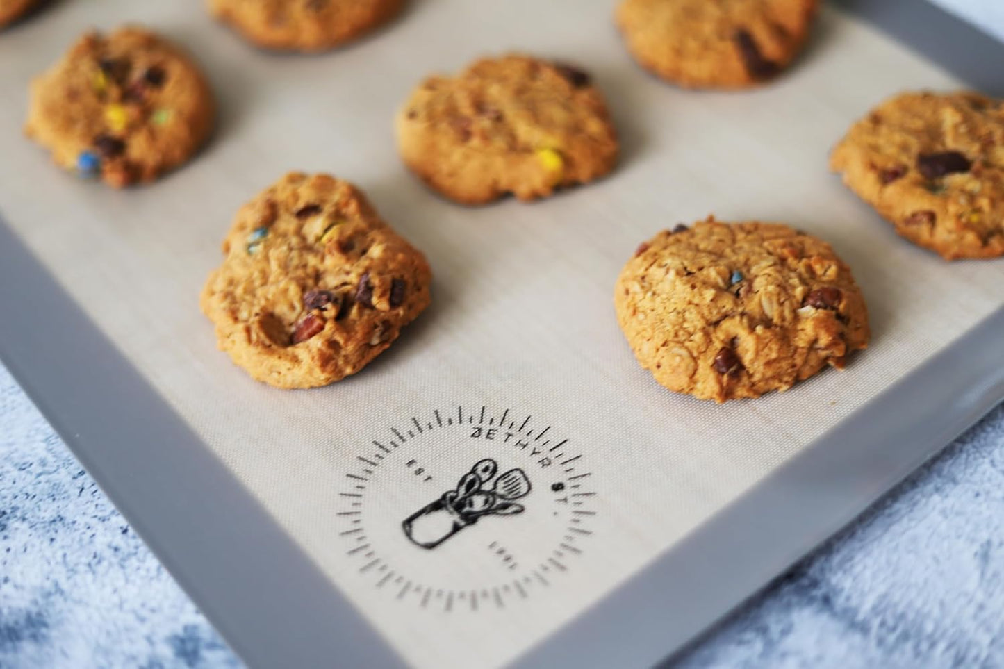 Silicone Baking Mats, Full size, Baking Sheet Liners, Pack of 2, Oven Safe, 16 x 24 inch (40x60 cm), Non-Stick, Silicone Baking Sheet Liner, Perfect For Baking Macarons Cookies And Cakes