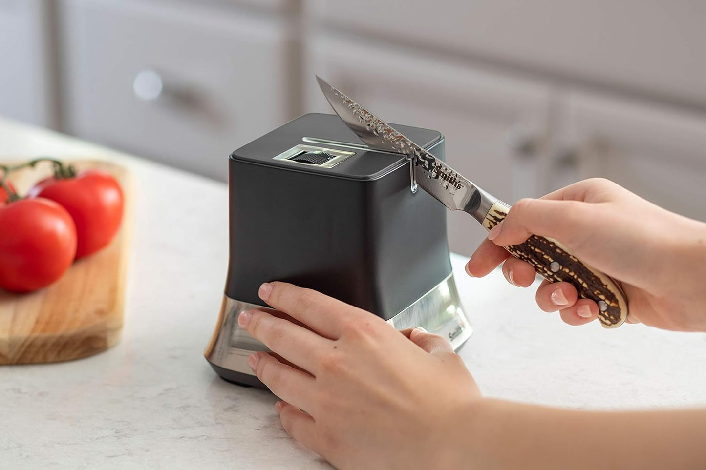 Smith’s 51111 Mesa Diamond Adjustable Electric Knife Sharpener – Black – Abrasive Sharpening Wheel + Blade Guides - Kitchen Gadgets – Quick Blade Sharpening – Compact Design – Straight Edge Blades