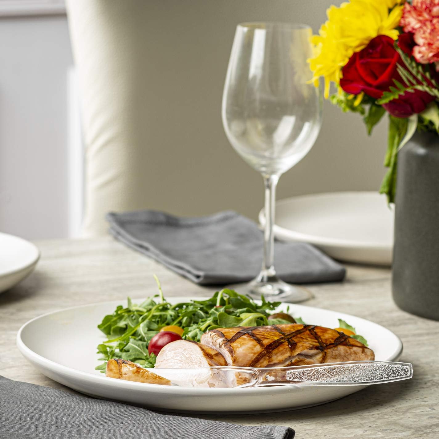 GUSTO [100 Pack Clear Plastic Knives Heavy Duty with Engraved Design - Disposable, Sturdy for Parties, Weddings, and Events-(Formerly Comfy Package)