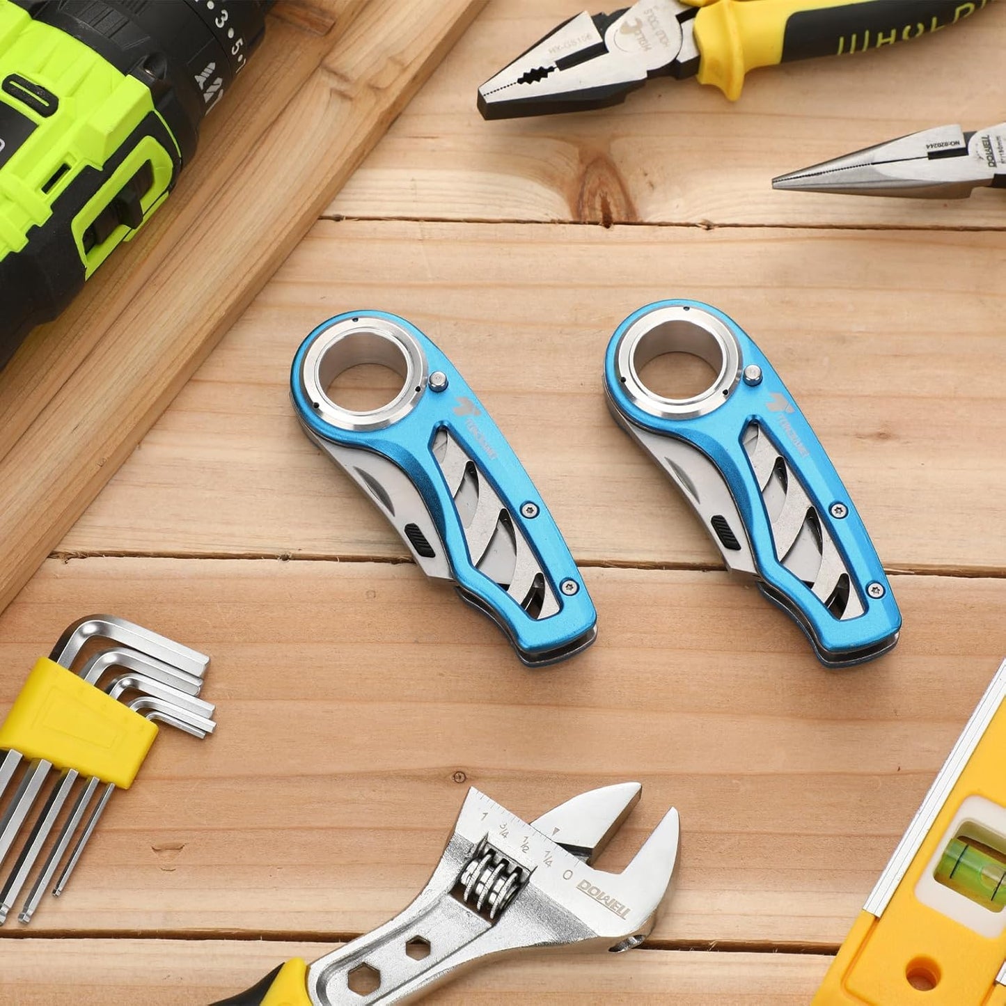 Tondiamo 4 Pcs Folding Pocket Utility Knife Heavy Duty Box Cutter Folding Razor Knife with Anti Slip Finger Loop Easy Change Blades 3 Lock Positions Design (Yellow,Red,Black,Green)