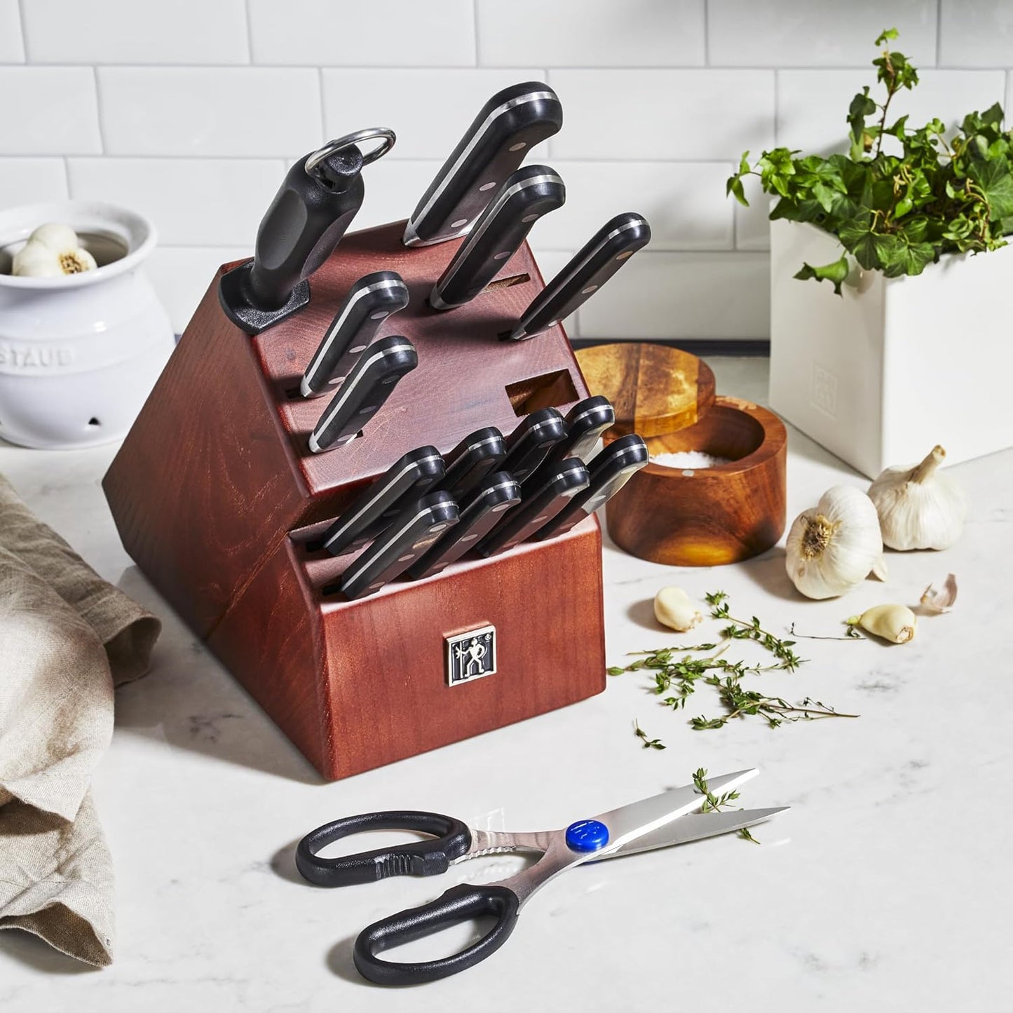 HENCKELS Classic Razor-Sharp 16-Piece Knife Block Set, Chef Knife, Bread Knife, German Engineered Informed by 100+ Years of Mastery