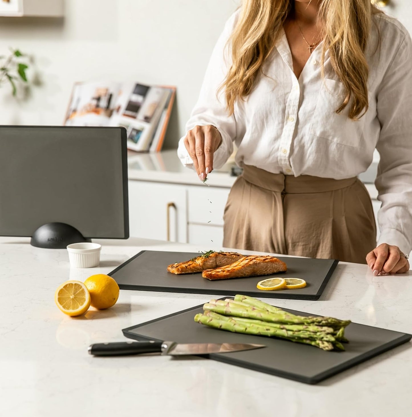 SMIRLY Plastic Cutting Board Set with Holder 3 Pieces, Non-Slip Dishwasher Safe Chopping Boards for Kitchen, Black & White