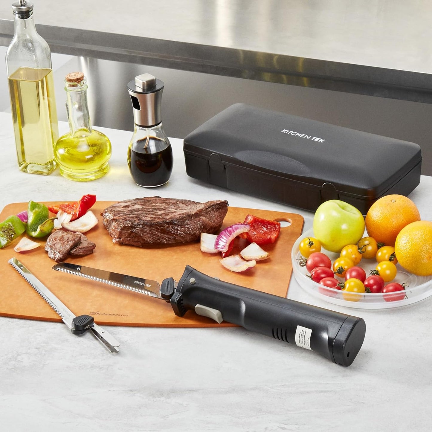 Restaurantware-Kitchen Tek Electric Knife Set, 1 Electric Knife With Motorized Handle - Includes 1 Bread and 1 Carving Tool, 1 Case, Black Plastic Food Cutter With Stainless Steel Blades