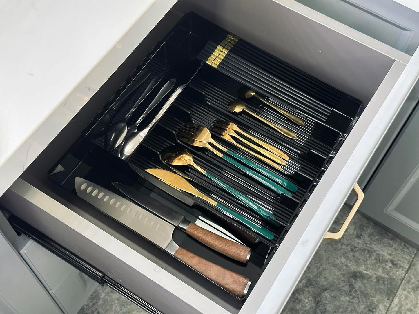 IEEK Silverware Drawer Organizer Tray for Kitchen,Expandable Utensil Tray Multipurpose Drawer Dividers Adjustable Cutlery and Flatware Holder,Plastic Spoon Forks Knives Holder Storage Divider,Clear-M