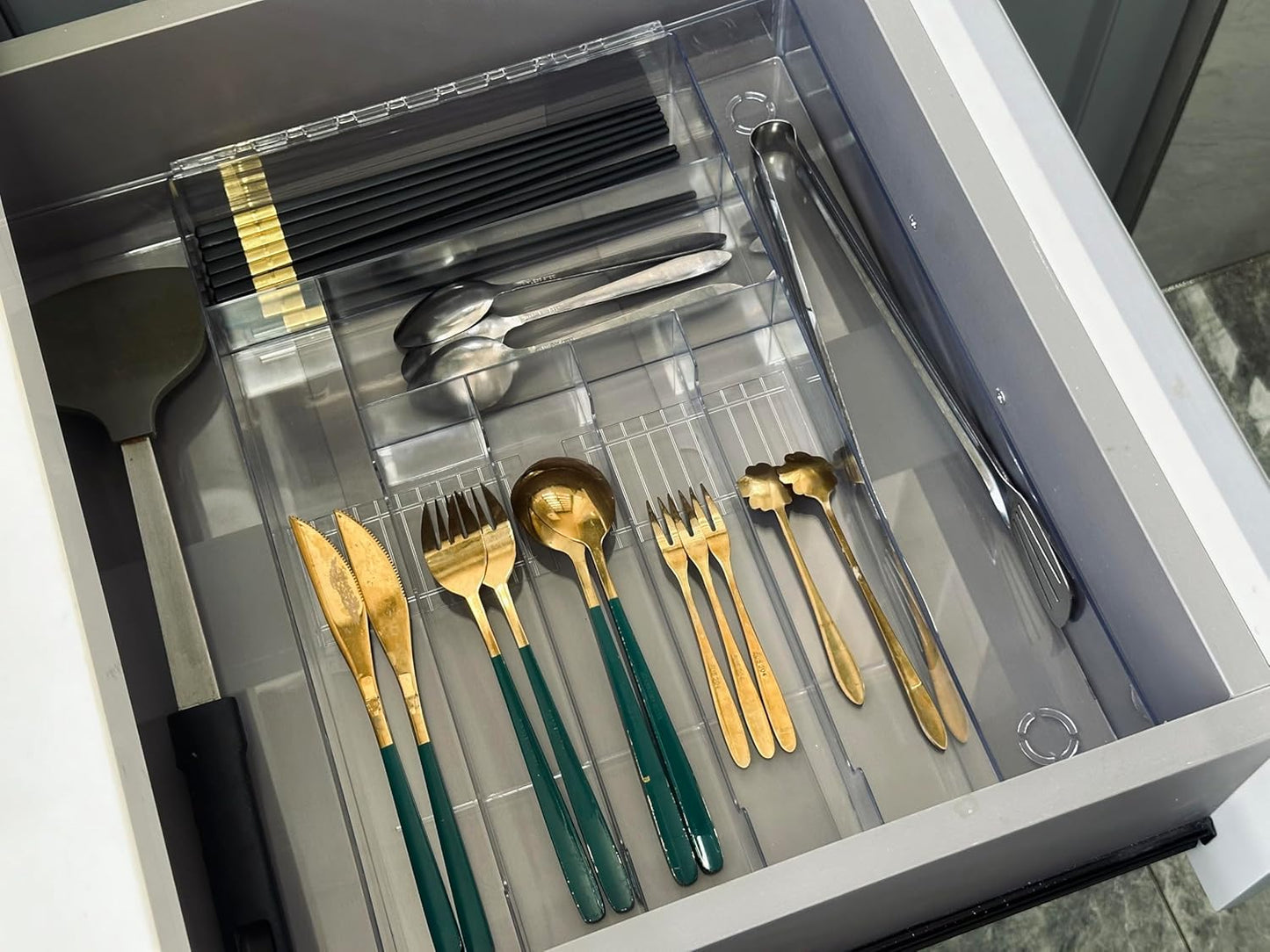 IEEK Silverware Drawer Organizer Tray for Kitchen,Expandable Utensil Tray Multipurpose Drawer Dividers Adjustable Cutlery and Flatware Holder,Plastic Spoon Forks Knives Holder Storage Divider,Clear-M