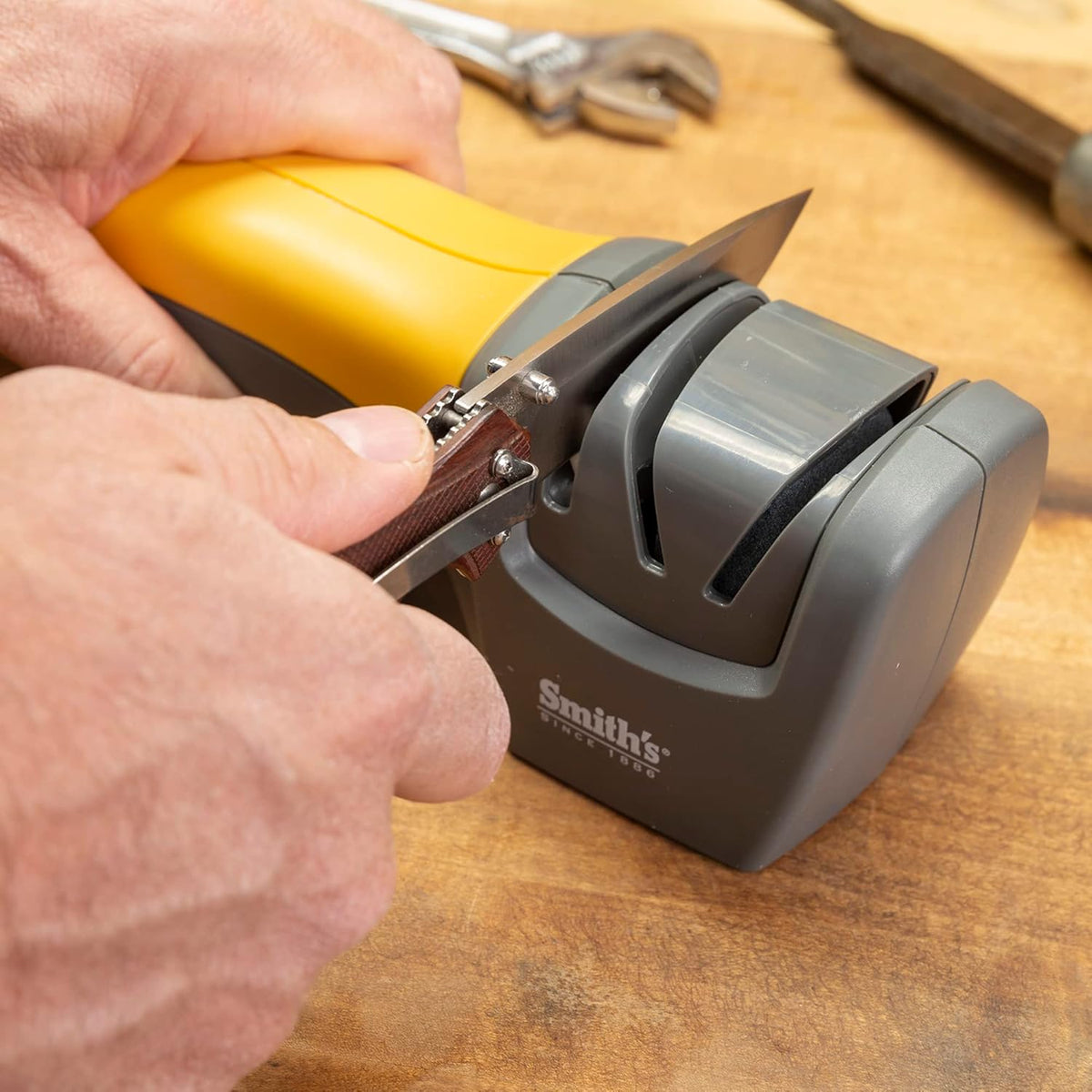 Smith's 50005 Edge Pro Compact Electric Knife Sharpener - Yellow & Grey - Straight Edge 2 Stage Sharpener - Electric & Manual Sharpening - Blade Guide - Outdoor & Kitchen - Pocket & Filet Knives
