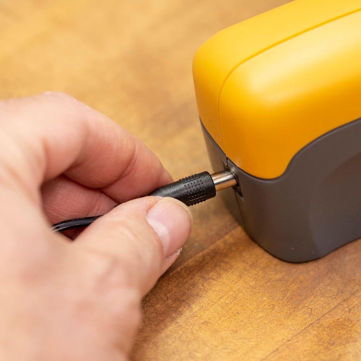 Smith's 50005 Edge Pro Compact Electric Knife Sharpener - Yellow & Grey - Straight Edge 2 Stage Sharpener - Electric & Manual Sharpening - Blade Guide - Outdoor & Kitchen - Pocket & Filet Knives