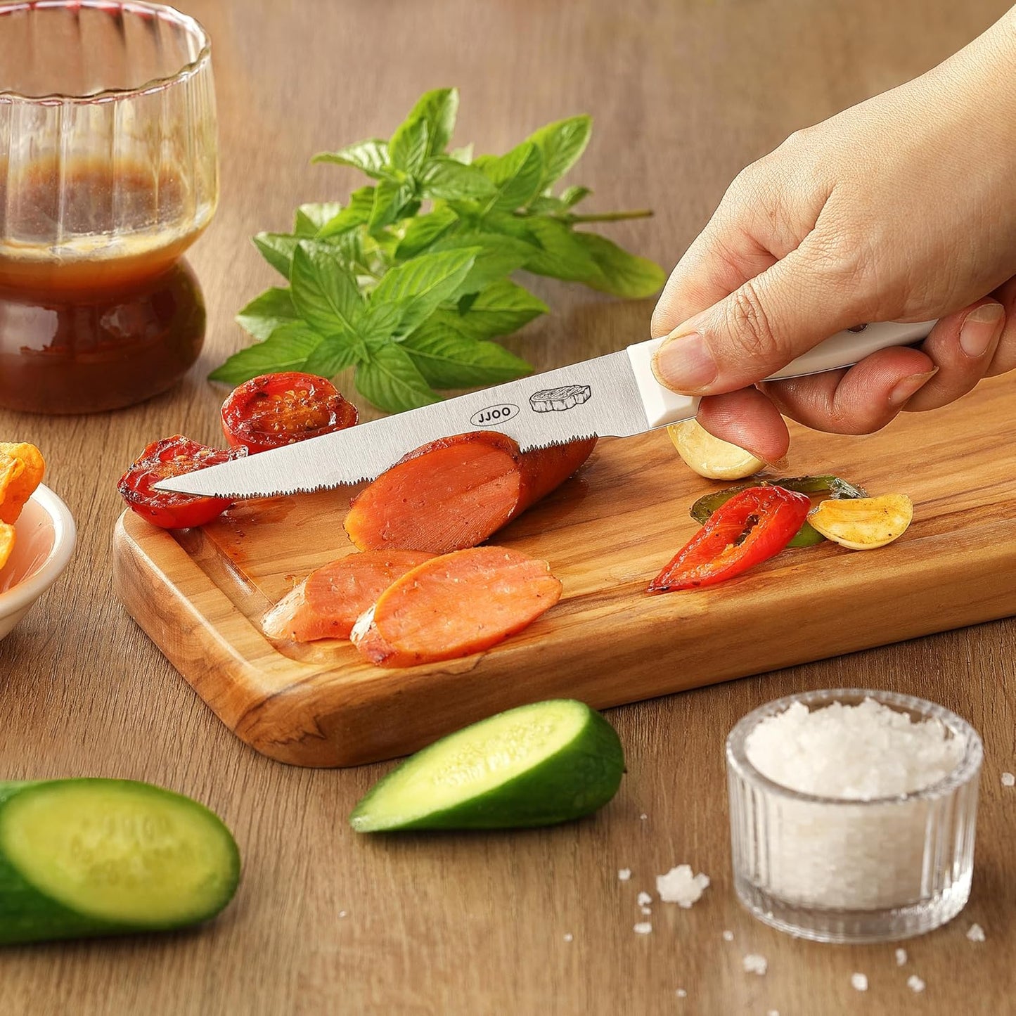 JJOO Steak Knives Set of 8, Serrated Steak Knives Set of 4 for Black and 4 for White, Dishwasher Safe (Unique Pattern)