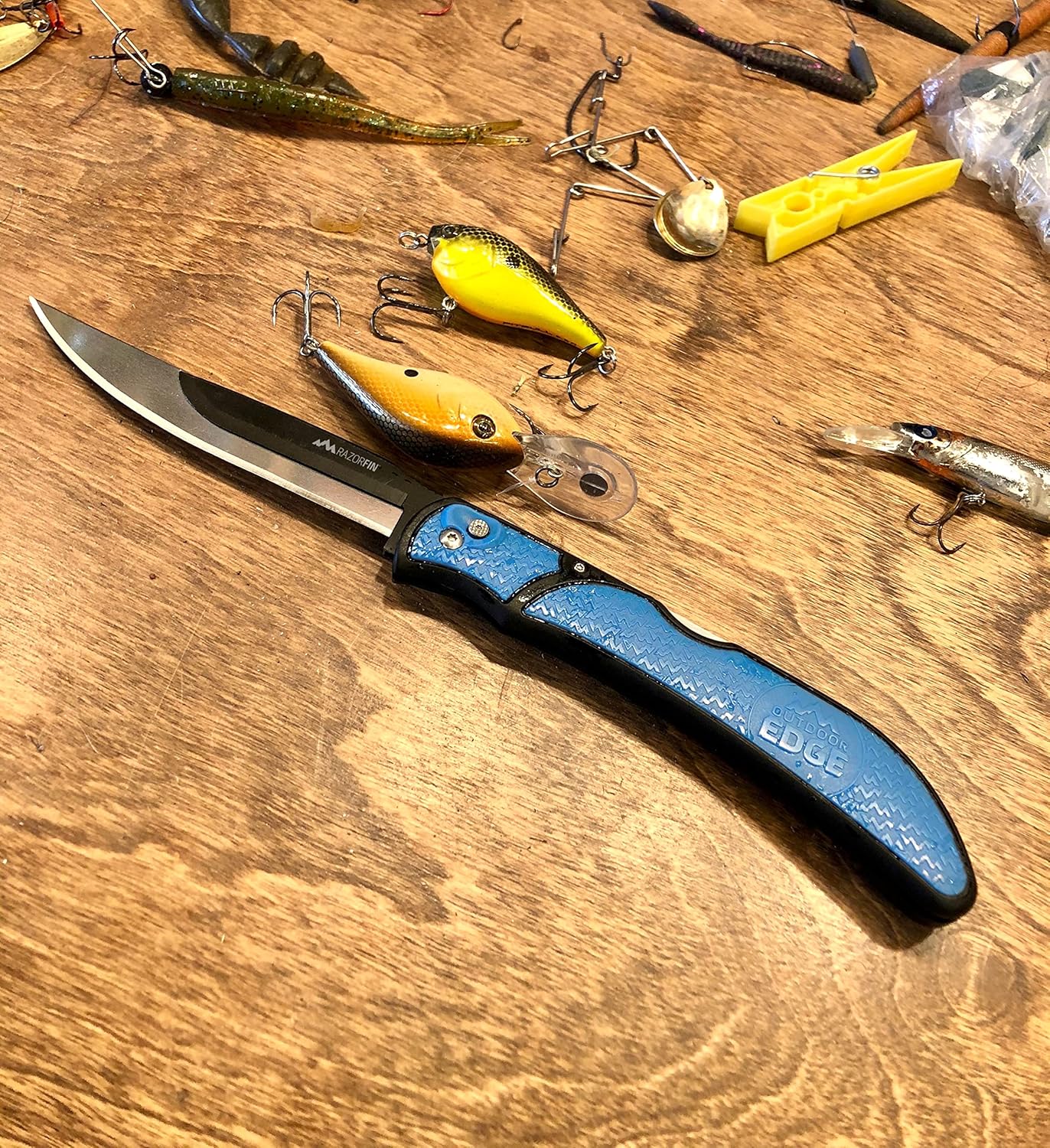 OUTDOOR EDGE Razor-Fin | 5" Razor Sharp Replaceable Blade Folding Fillet Knife with Pocket Clip, 3 Fillet Blades, 1 Gut Hook Blade and Blade Storage Box | Filet Knife For Fish, Awesome Fishing Gift