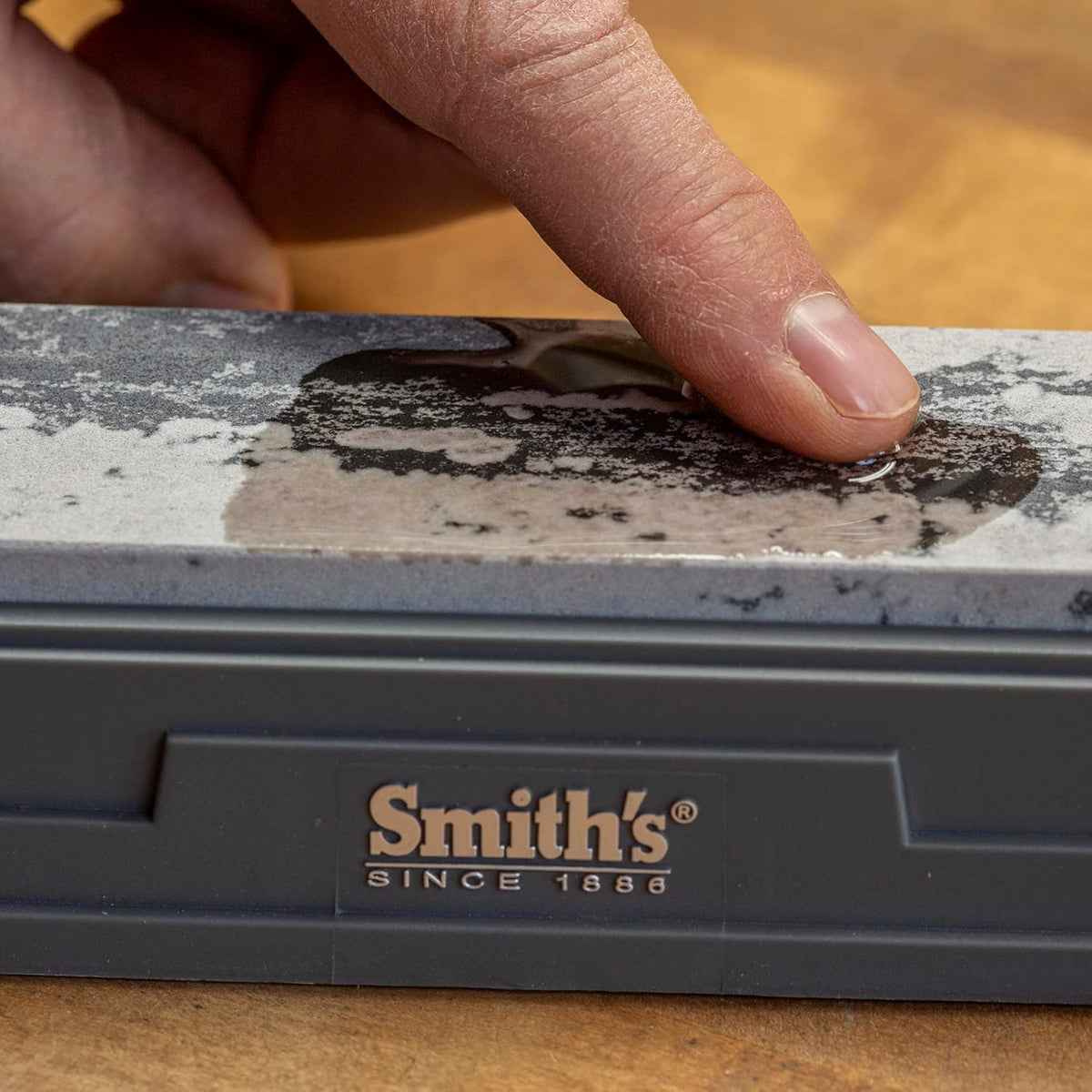 Smith's HON1 Honing Solution - 4oz Bottle - Lubricate Sharpening Stones - Built-In Stone Cleaning Agents & Rust Inhibitors - Oil for Tool & Knife Sharpening Stone - Prevents Clogged Pores