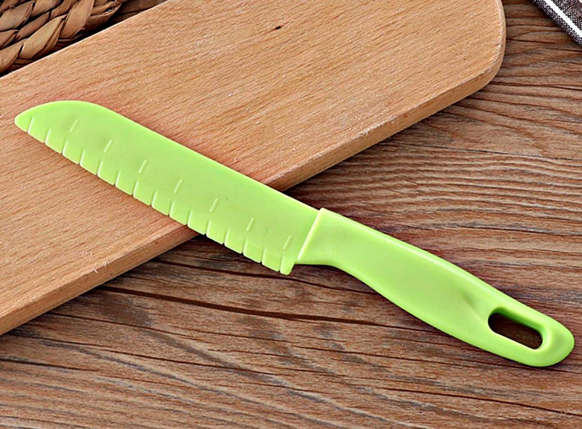 Green Plastic Knife Set – 11" Large and 8.7“ Small Utility Knives Combo for Kitchen, Food Prep & Picnic Use – Lightweight, Reusable, Safe for Kids – BPA-Free, Serrated Plastic Cutter for Fruits &Cake
