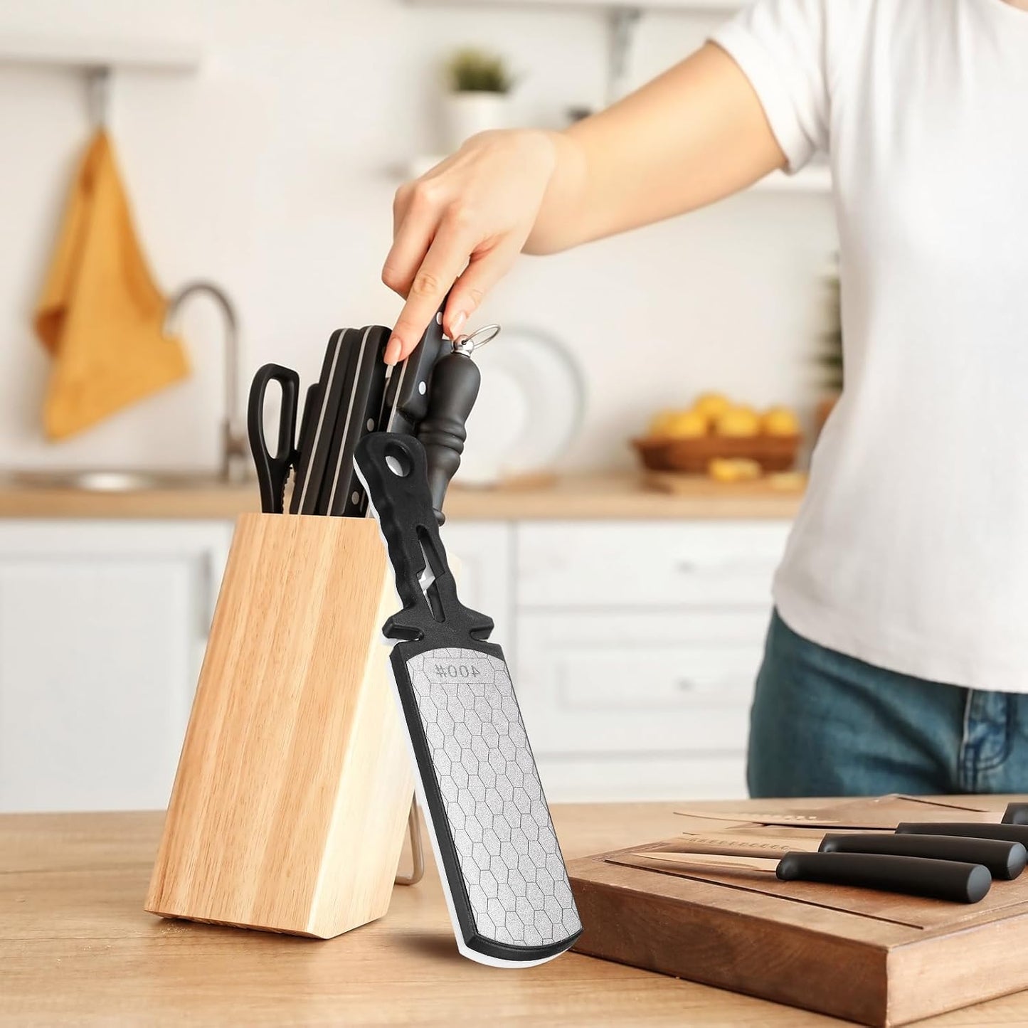 400/1000 Grit Handheld Diamond Sharpening Stone Double-Sided Whetstone 5-In-1 Sharpener Tool with Ceramic and Tungsten Steel Scissor Slot for Kitchen, Black Red