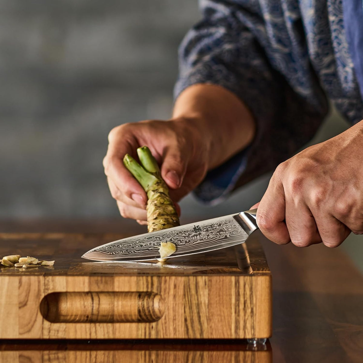 Chef Knife - 8"- Shogun Series Japanese Style VG10 Steel Core Hammered Damascus Blade Kitchen Knife - with Sheath & Case