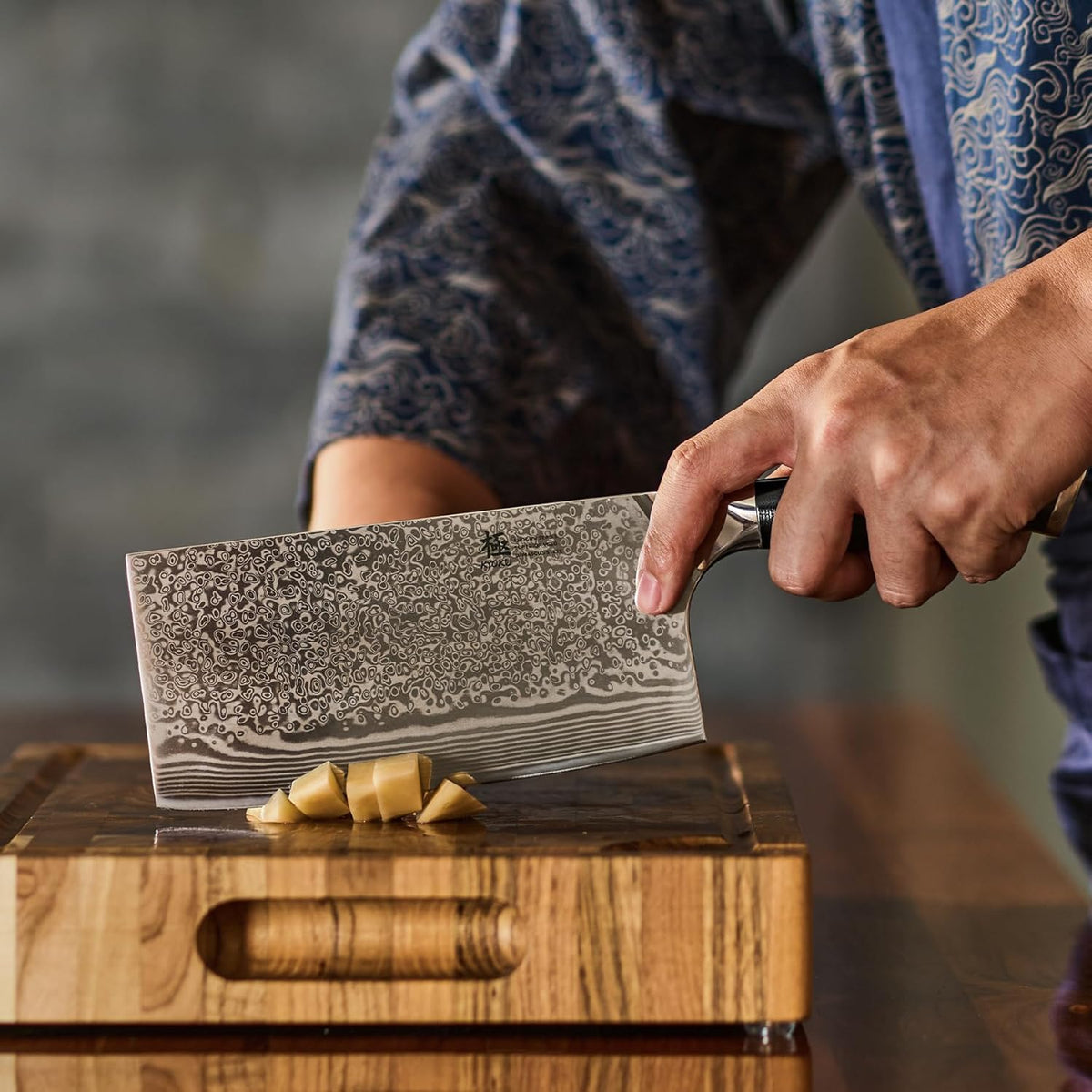 Chef Knife - 8"- Shogun Series Japanese Style VG10 Steel Core Hammered Damascus Blade Kitchen Knife - with Sheath & Case
