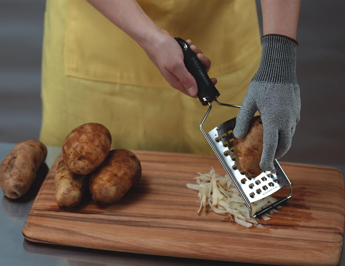 Cut Resistant Glove Keep Hands Safe in The Kitchen