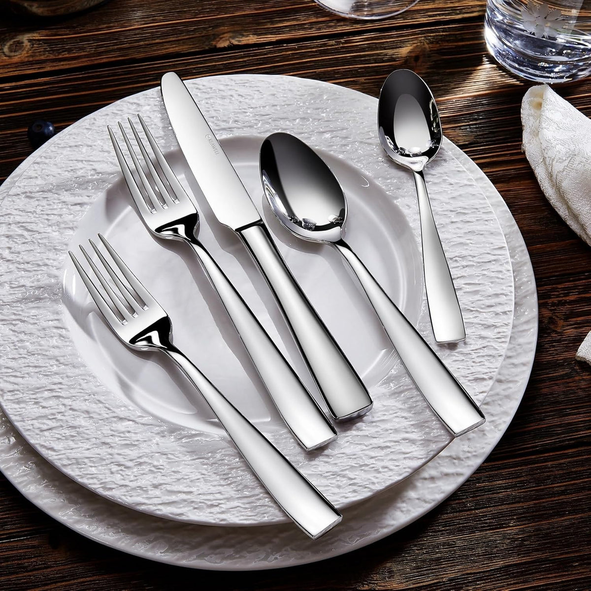 Premium Louis 4-Piece 9.5-Inch Dinner Knife Set (Plain) | Stainless Steel Serrated Dinner Knives; Classic Plain Design; Sturdy Construction; Brilliant Mirror Finish; Dishwasher Safe