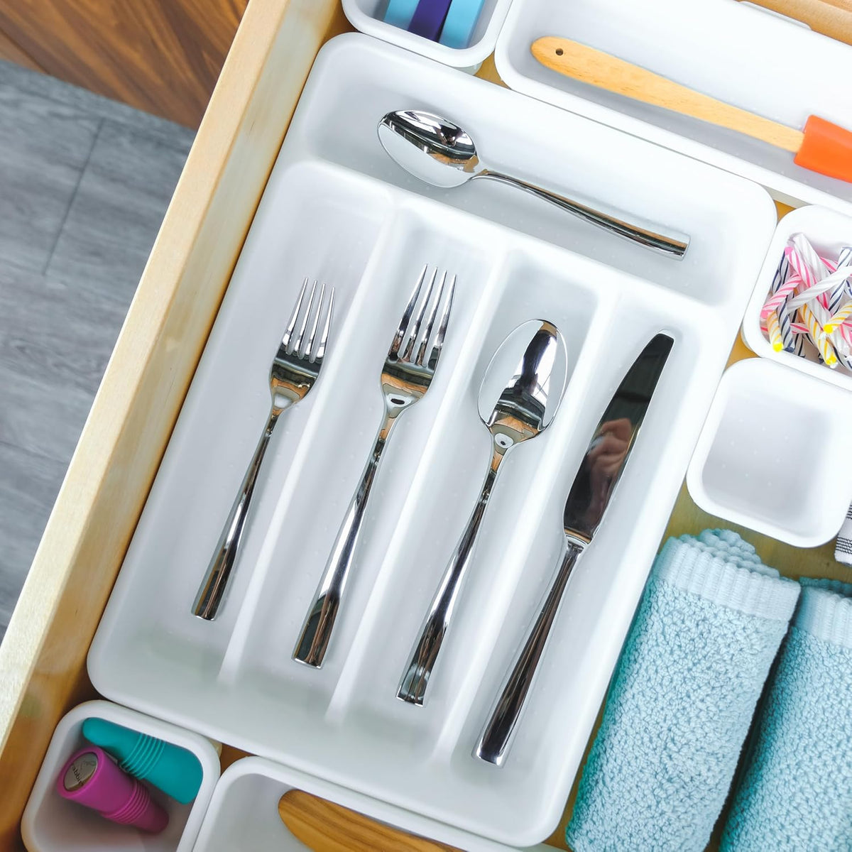 Expanding Silverware Tray, 5 Compartment Flatware Organizer for Forks, Knives & Spoons, Durable Drawer Organizer, White