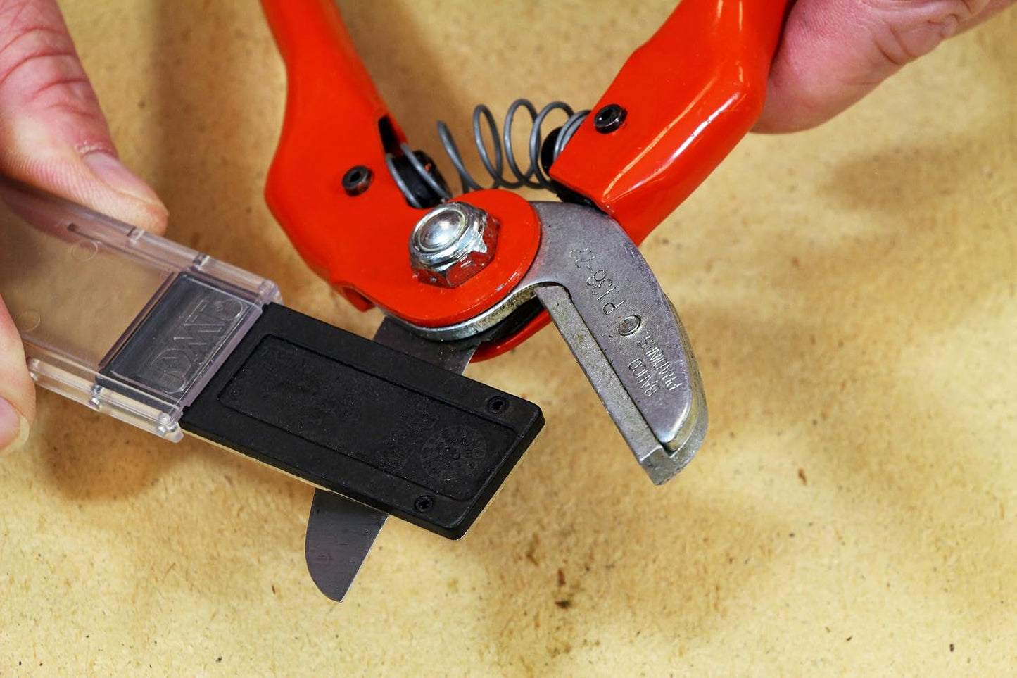 Diamond Machining Technology (DMT) Diamond Mini-Sharp Portable Pocket Fine Grit Sharpener (F70F)