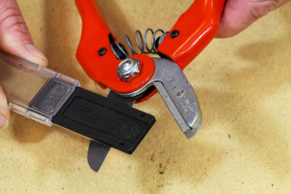 Diamond Machining Technology (DMT) Diamond Mini-Sharp Portable Pocket Fine Grit Sharpener (F70F)