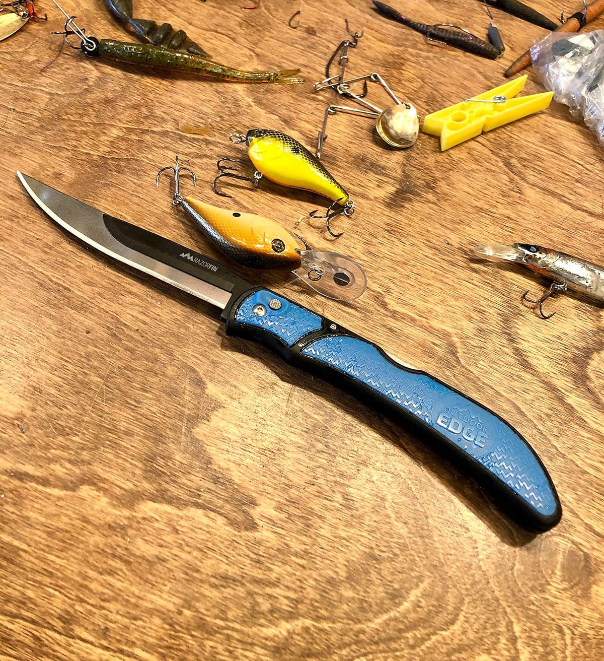 Razor-Fin | 5" Razor Sharp Replaceable Blade Folding Fillet Knife with Pocket Clip, 3 Fillet Blades, 1 Gut Hook Blade and Blade Storage Box | Filet Knife For Fish, Awesome Fishing Gift