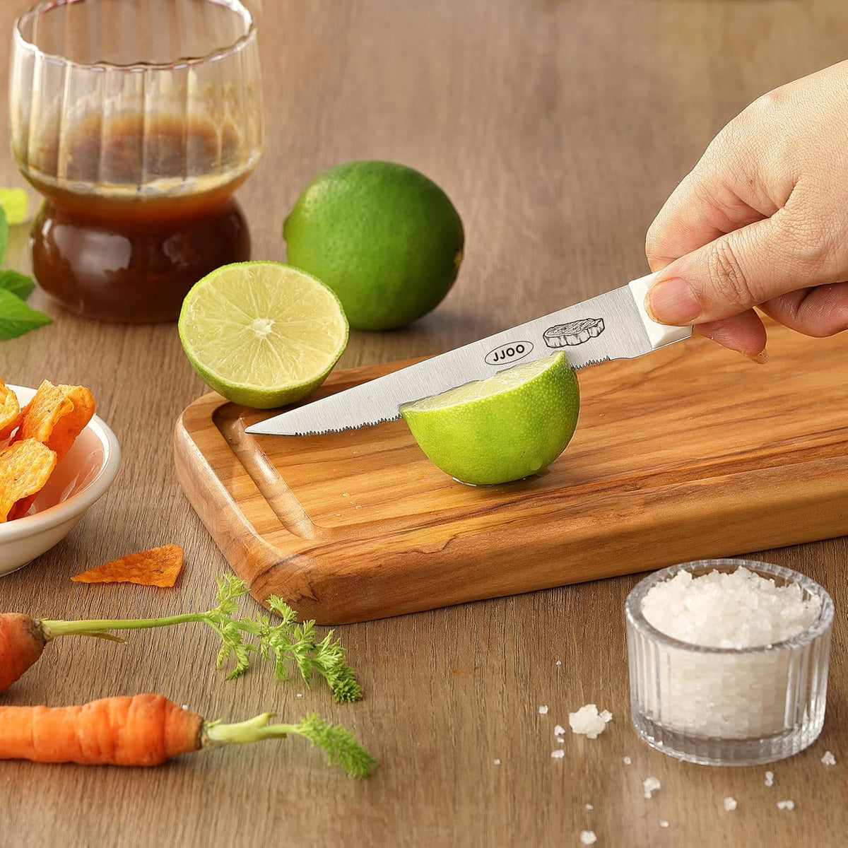 Steak Knives Set of 8, Serrated Steak Knives Set of 4 for Black and 4 for White, Dishwasher Safe (Unique Pattern)