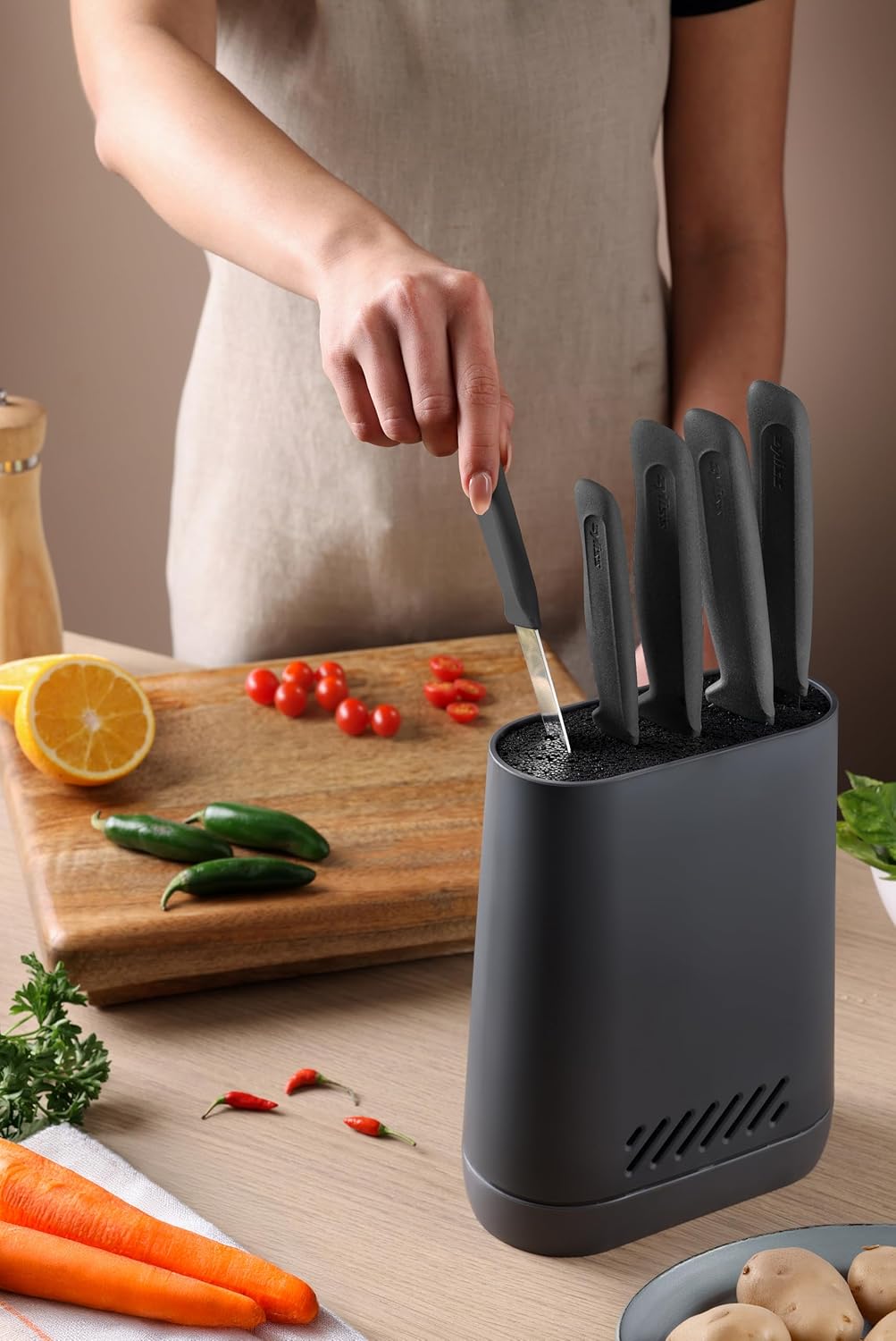 Universal Knife Block with Flexible Bristle Insert, Countertop Knife Holder for up to 5 Knives, Non-Slip Base, Removable Insert, Wheat Straw Kitchen Storage