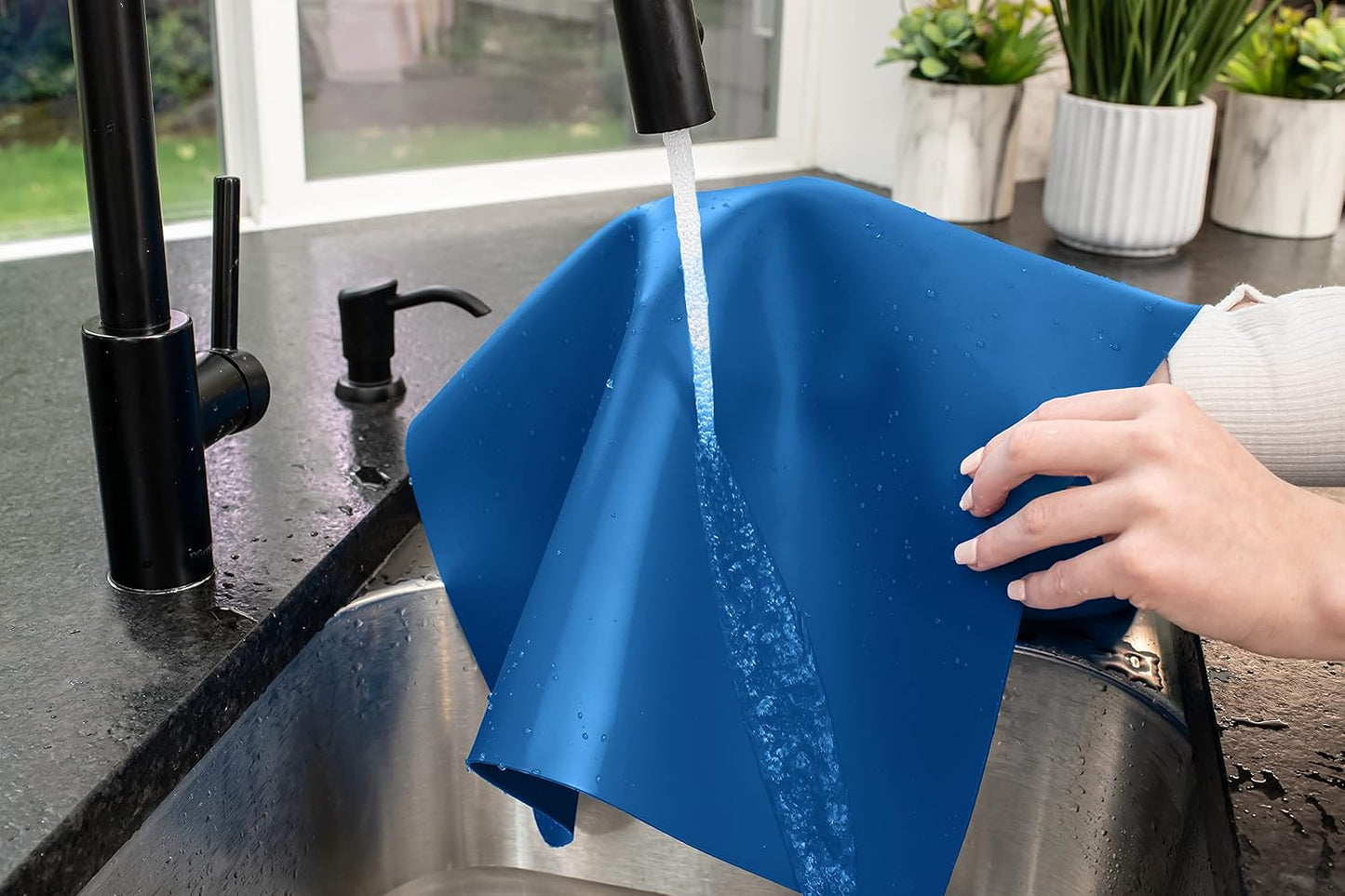 É, Set of 2, Extra Large, Thick, Silicone Mats for Kitchen Counter, Heat Resistant Mats, Countertop Protector, Non-Slip, Easy to Clean, 25 x 17 Inches x 1.4mm, Black