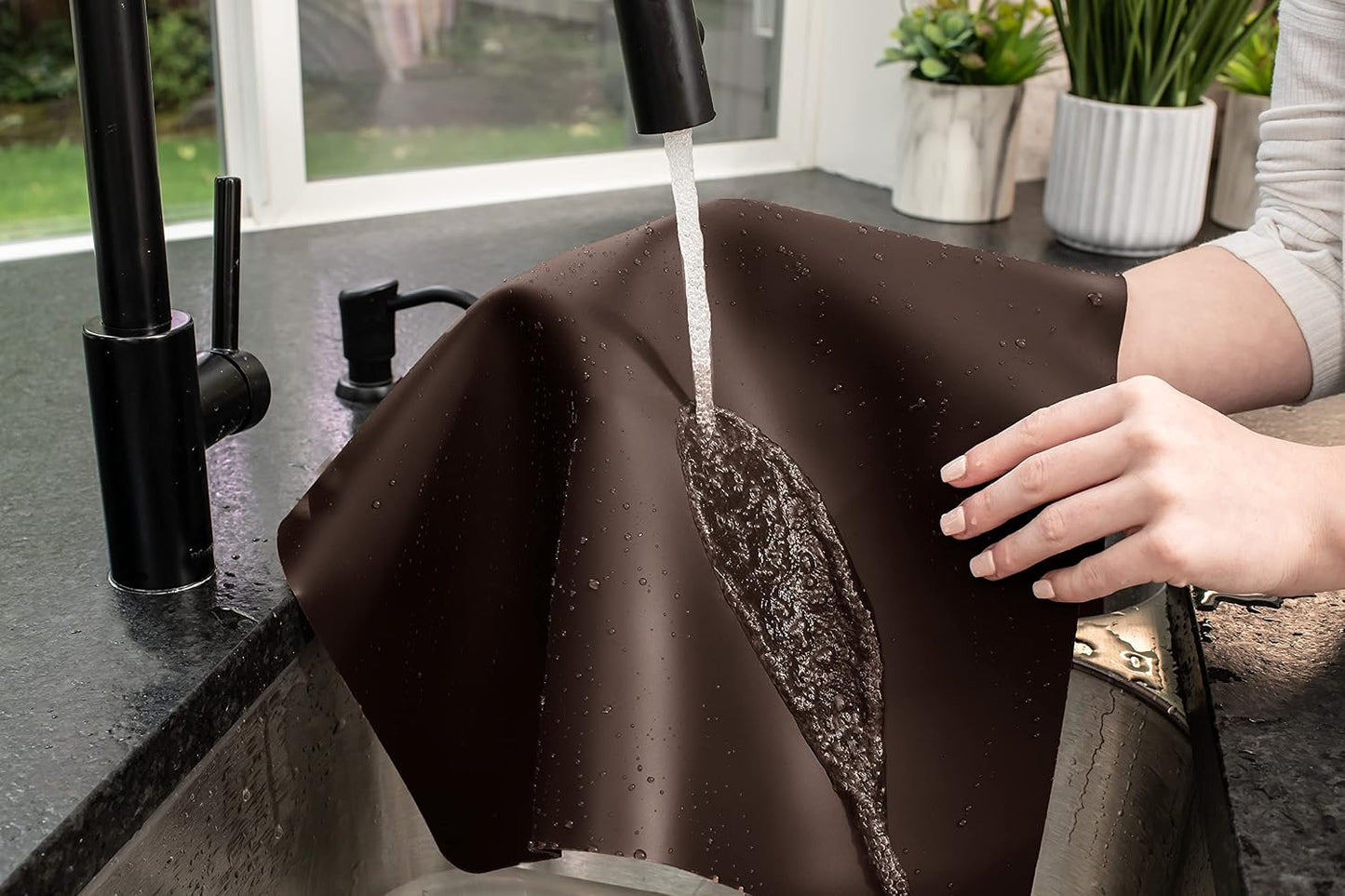 É, Set of 2, Extra Large, Thick, Silicone Mats for Kitchen Counter, Heat Resistant Mats, Countertop Protector, Non-Slip, Easy to Clean, 25 x 17 Inches x 1.4mm, Black