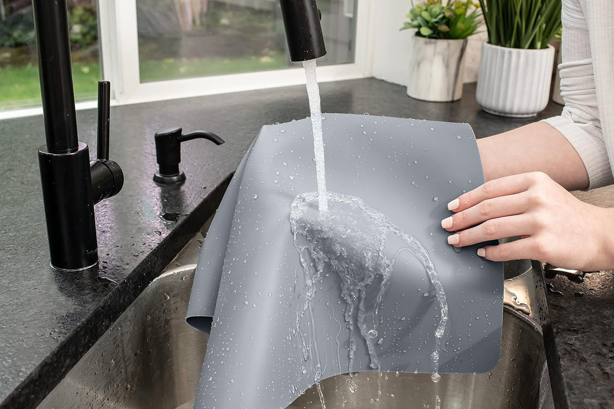 É, Set of 2, Extra Large, Thick, Silicone Mats for Kitchen Counter, Heat Resistant Mats, Countertop Protector, Non-Slip, Easy to Clean, 25 x 17 Inches x 1.4mm, Black