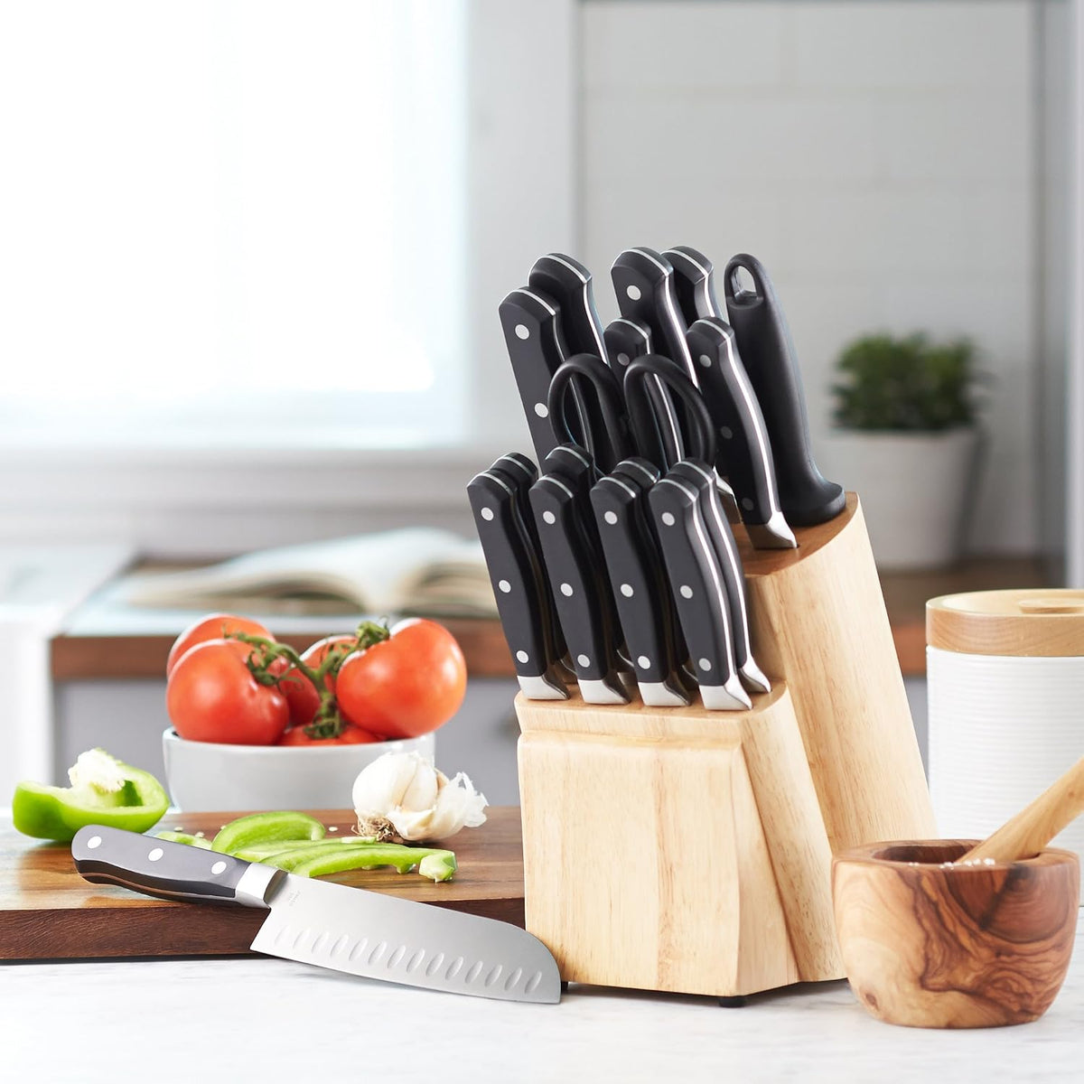 High-Carbon Stainless Steel Kitchen Knife Set with Ergonomic Handles, Full Tang Construction, Pine Wood Block, Black