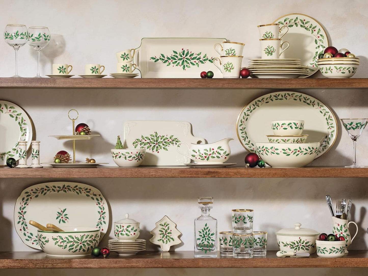 Serveware, Hosting The Holidays Cheese Plate & Knife Set, Service for 1, Ivory Porcelain, Dishwasher Safe, 6.75 Inch Diameter, Christmas Decorations, Christmas Decor (White/Green/Red, 2 Pieces)