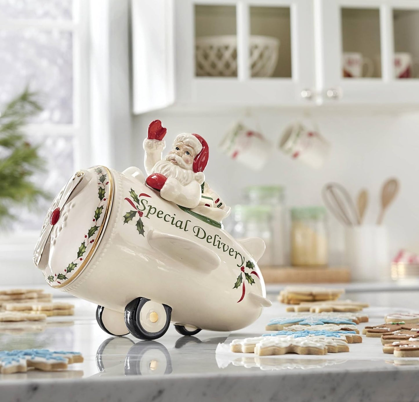 Serveware, Hosting The Holidays Cheese Plate & Knife Set, Service for 1, Ivory Porcelain, Dishwasher Safe, 6.75 Inch Diameter, Christmas Decorations, Christmas Decor (White/Green/Red, 2 Pieces)
