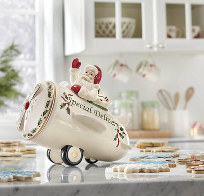 Serveware, Hosting The Holidays Cheese Plate & Knife Set, Service for 1, Ivory Porcelain, Dishwasher Safe, 6.75 Inch Diameter, Christmas Decorations, Christmas Decor (White/Green/Red, 2 Pieces)