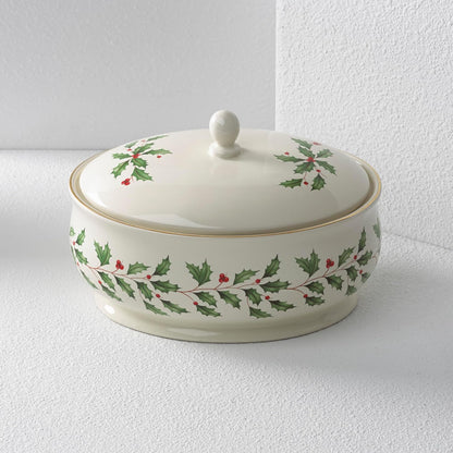 Serveware, Hosting The Holidays Cheese Plate & Knife Set, Service for 1, Ivory Porcelain, Dishwasher Safe, 6.75 Inch Diameter, Christmas Decorations, Christmas Decor (White/Green/Red, 2 Pieces)