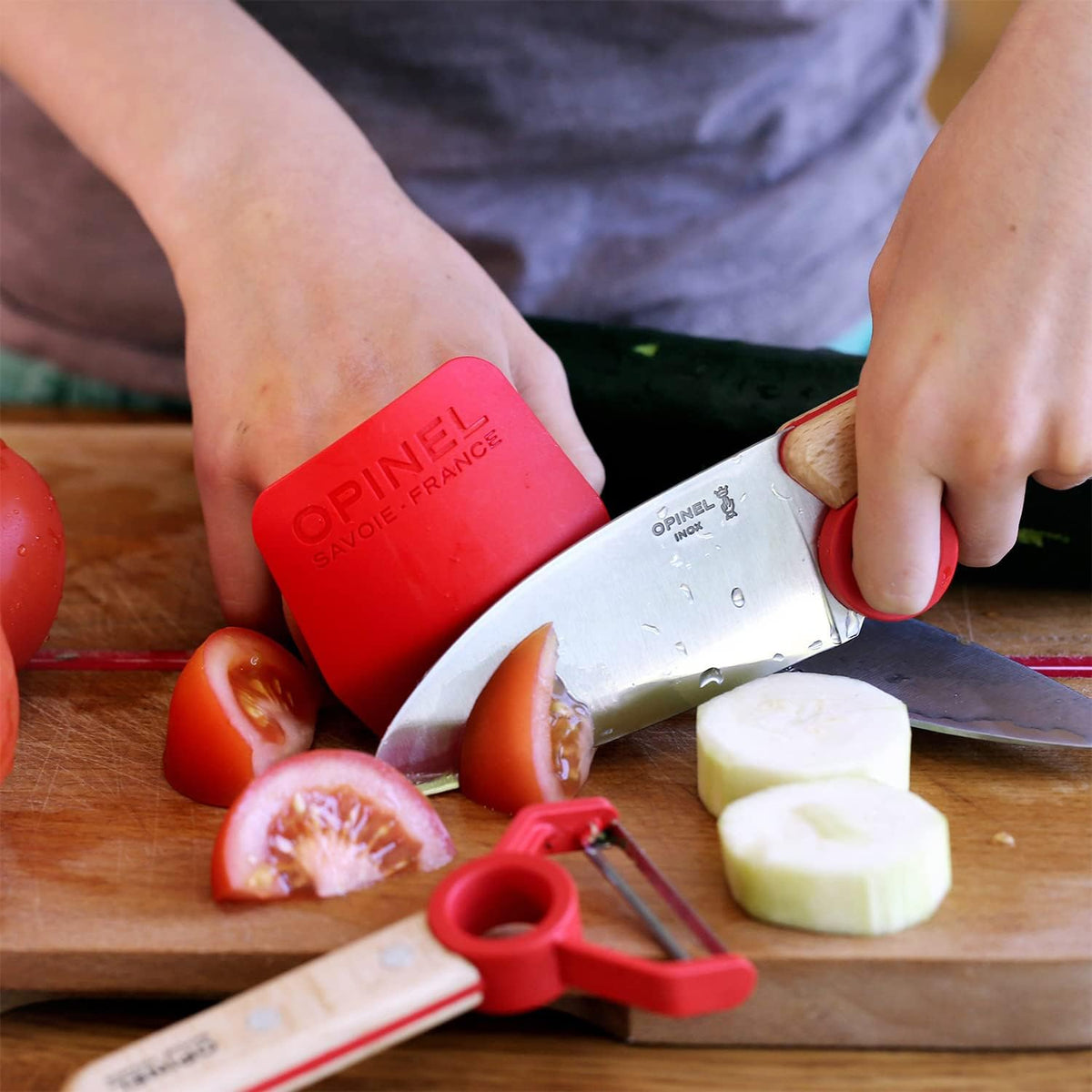 Le Petit Chef Complete 3 Piece Kitchen Set, Chef Knife with Rounded Tip, Fingers Guard, Peeler, For Children and Teaching Food Prep and Kitchen Safety, Made in France