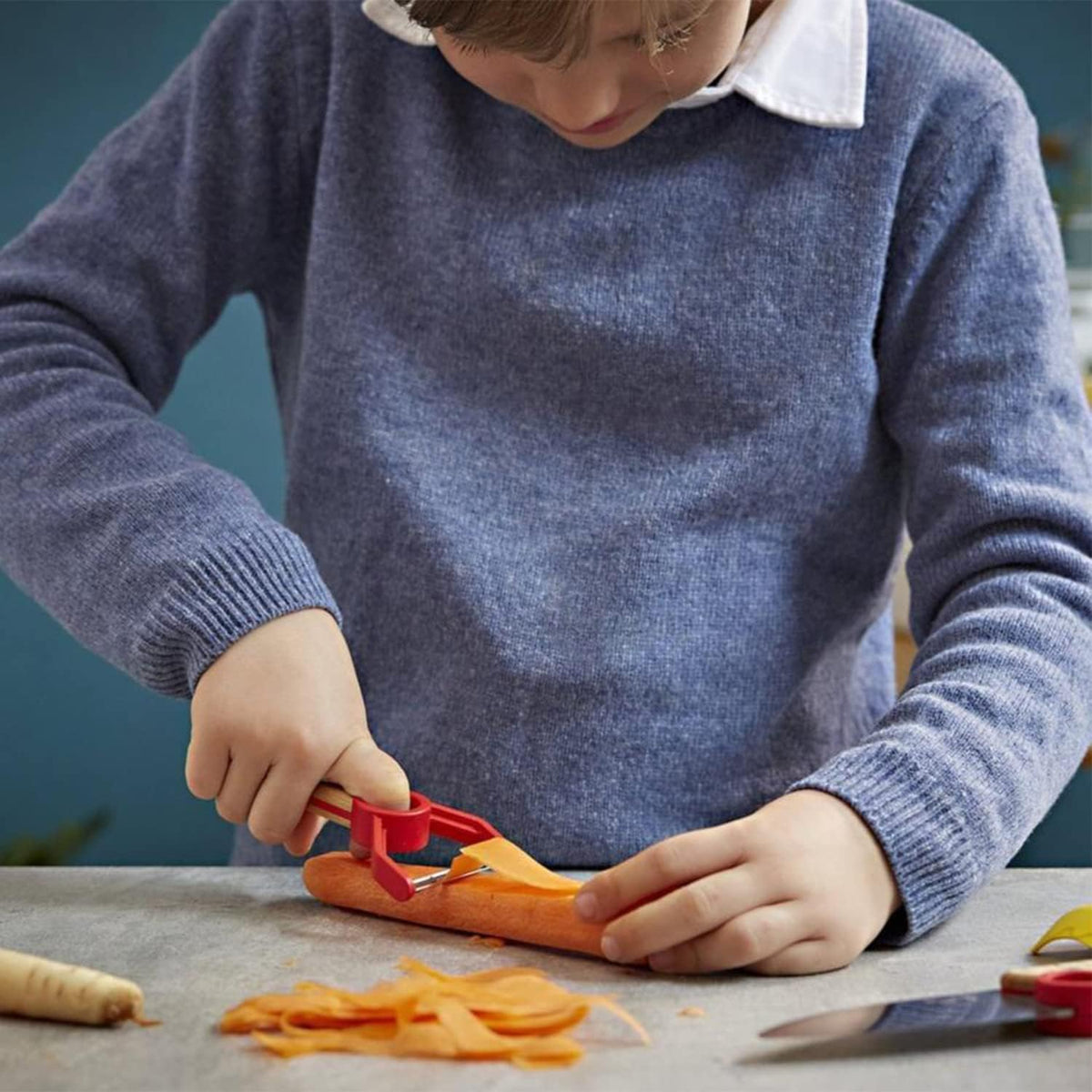 Le Petit Chef Complete 3 Piece Kitchen Set, Chef Knife with Rounded Tip, Fingers Guard, Peeler, For Children and Teaching Food Prep and Kitchen Safety, Made in France