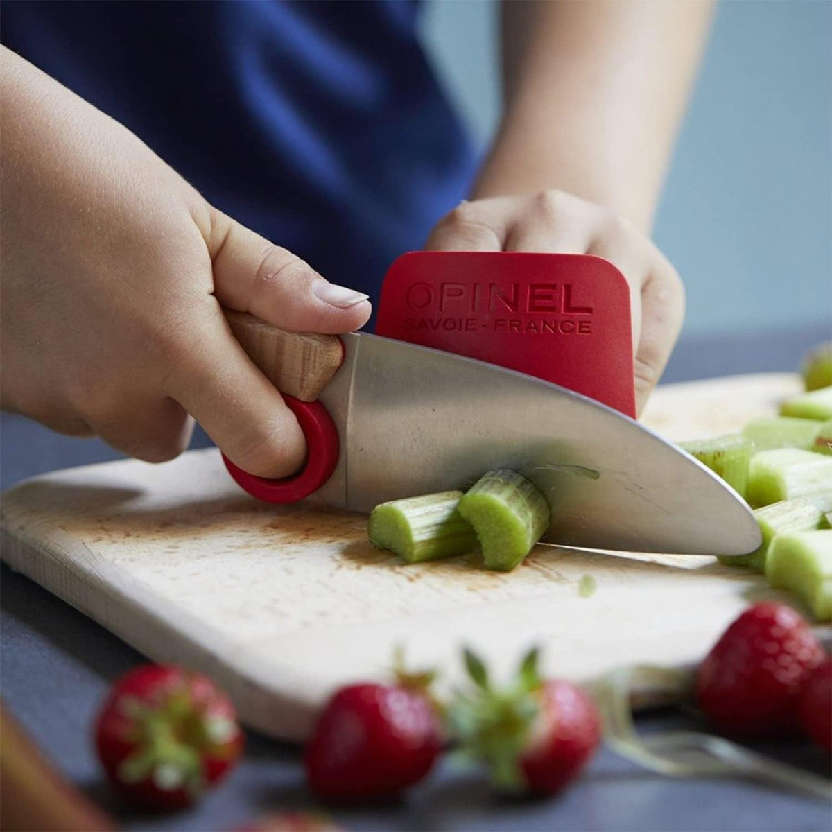 Le Petit Chef Complete 3 Piece Kitchen Set, Chef Knife with Rounded Tip, Fingers Guard, Peeler, For Children and Teaching Food Prep and Kitchen Safety, Made in France